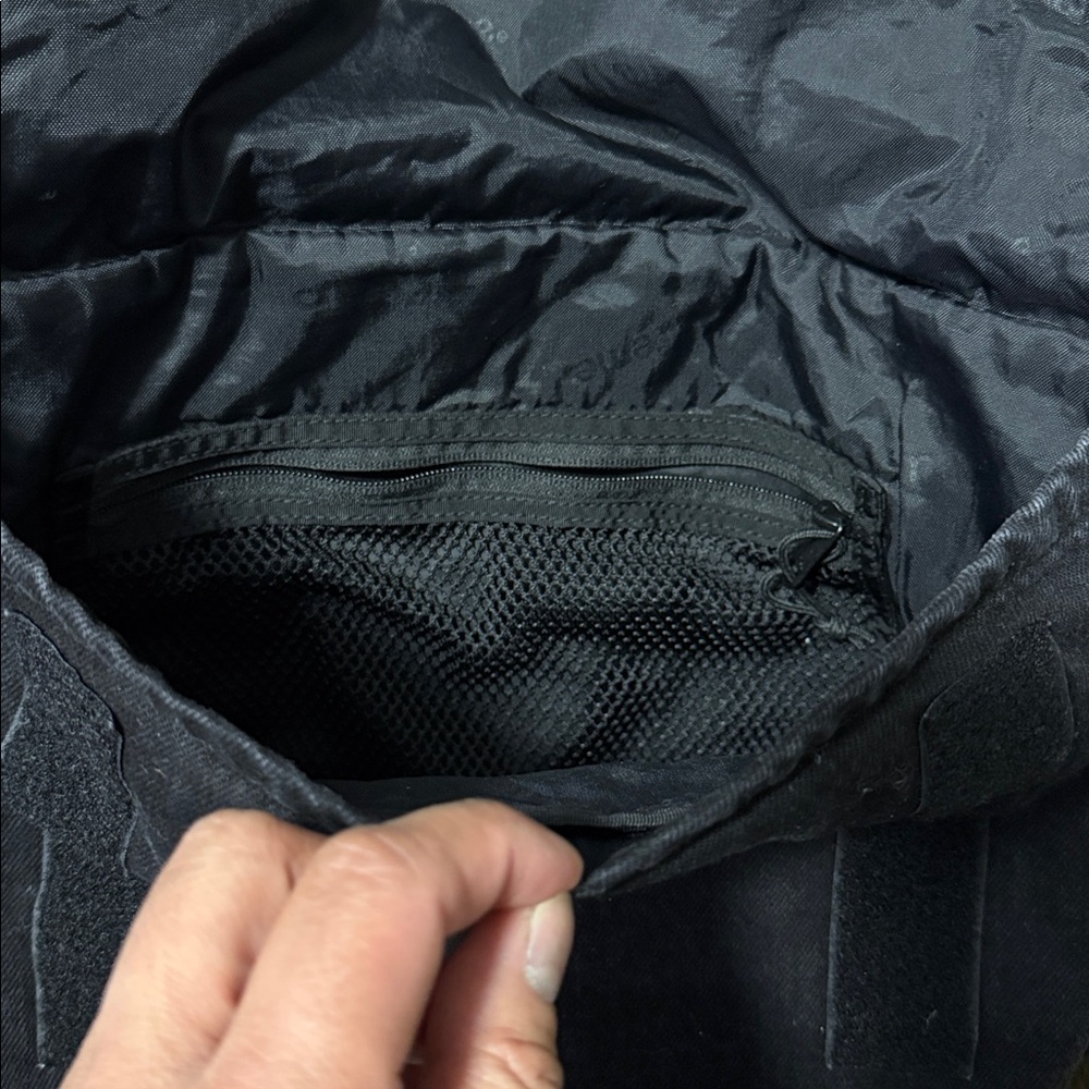 Lightly USED Supreme Denim Messenger Bag Black FW25 in excellent condition - Picture 3 of 4